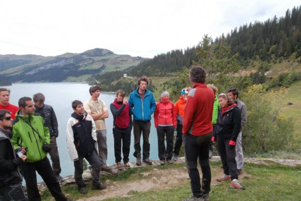 intervention de Pierre Renau sur les géopatrimoines à la chapelle du lac de Roselend.